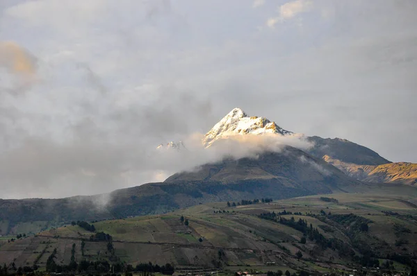 Vulcão Ilinizas a sul de Quito — Fotografia de Stock