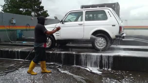 Sebuah Mobil Tempat Cuci Mobil Manual — Stok Video