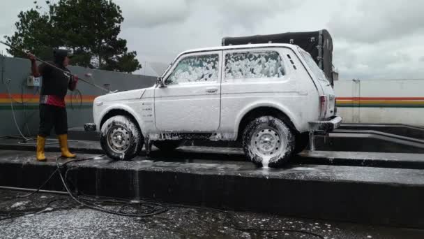 Carro Branco 4X4 Sendo Limpo Lado Fora — Vídeo de Stock