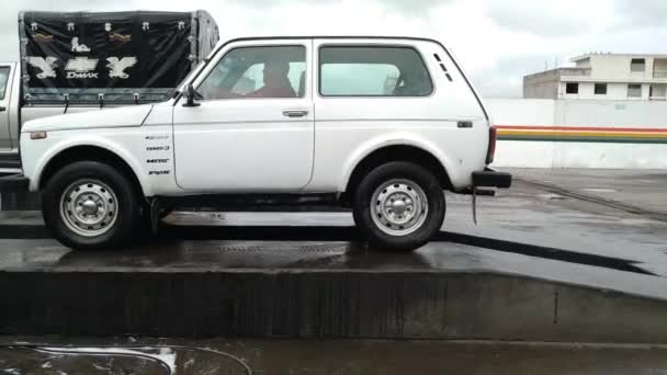 Coche Que Invierte Por Rampa Después Una Reparación Cambio Aceite — Vídeo de stock