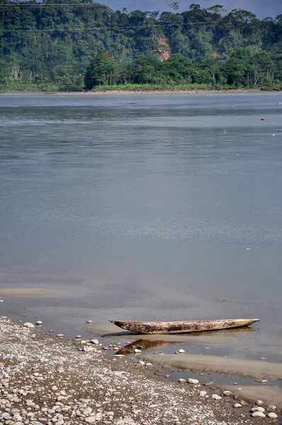 Uma canoa de madeira na margem do rio — Fotografia de Stock