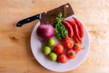 Acı sos pişirmek için gerekli malzemeler