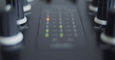 Ses düzenleyicisinde ses düzeyi ölçer - profesyonel DJ stüdyo ekipmanı