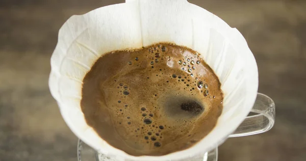 Sıcak suyla birlikte taze kahve demleniyor.