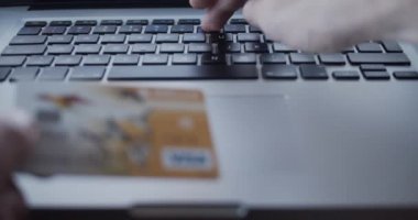 Kredi kartıyla çevrimiçi ödeme - açık artırma, faturalar, bankacılık kavramı