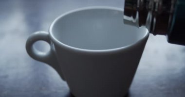 Beyaz bardağa kahve dolduruyorum - yakın plan