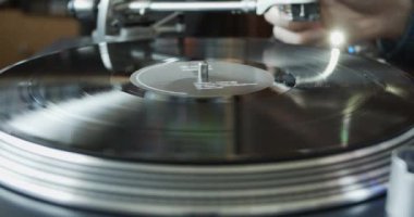 Evde gramofon vinil kaydı çalınıyor - turntable 'dan analog kalite ses