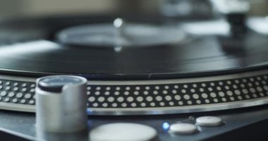 Vinil kayıt oynatılıyor - evde müzik dinlerken yakın çekim görüntüleri