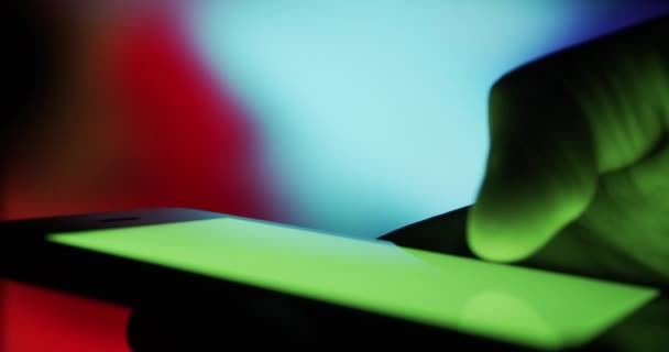 智能手机在具有彩色背景的夜间关键绿色屏幕概念视频中打滑 — 图库视频影像