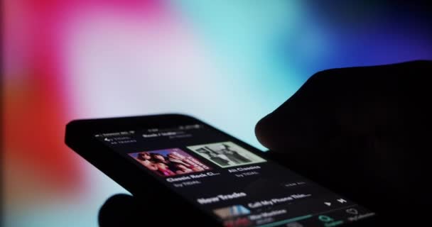 Lyssnar Musik Smartphone Från Tidvattenströmmande Applikationstjänst Som Spotify — Stockvideo