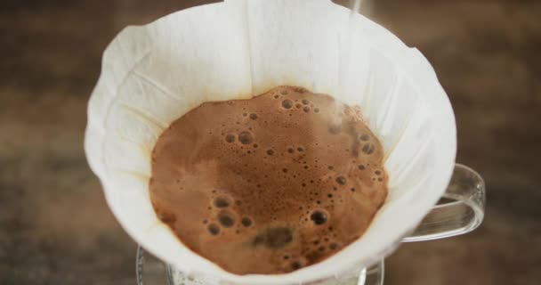 Verse Koffie Zetten Met Warm Water V60 Filtermethode — Stockvideo