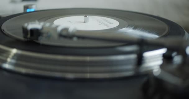 Palcový Vinylový Záznam Jedno Přehrávání Poslech Analogové Hudby Doma Během — Stock video