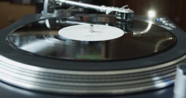 Écouter Disque Vinyle Sur Une Platine Vinyle Professionnelle Maison Pendant — Video