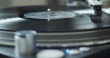 Plak 4K 'de müzik dinliyoruz.