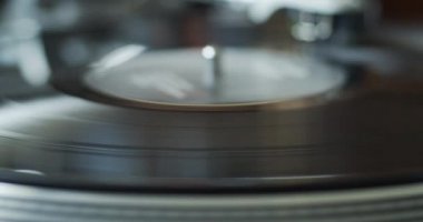 Vinil kaydı profesyonel bir gramofon analog oynatıcıda dönmeye başlar