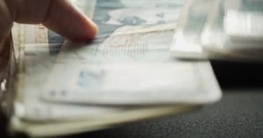 Yakın plan çekimle para saymak