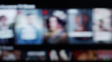 Akıllı telefon TV cihazında video yayınlama hizmeti - odak bulanık konsept video, Netflix, Hulu, HBO Go, Disney plus, Apple TV, Vivo, Mubi