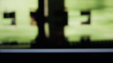 Bir yayın servisinden akıllı bir TV 'de film ya da TV bölümü izlemek - hızlı ileri sarma - odak bulanık konsept video dışında