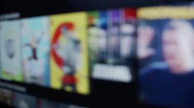 Coronavirus karantinası sırasında akıllı televizyondan en iyi televizyon programları ve filmler yayınlanıyor. Bulanık konsept netflix, hbo go, hulu, amazon prime video