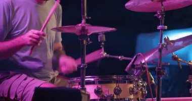 Sahnede davulcu solo performansı
