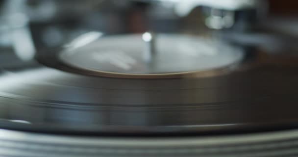 Vinyl Ρεκόρ Αρχίζει Γυρίζει Ένα Επαγγελματικό Αναλογικό Γραμμόφωνο Παίκτη — Αρχείο Βίντεο