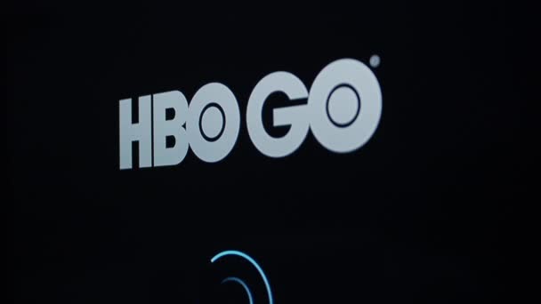 Hboの閲覧スマートフォンのテレビアプリで映画やテレビ番組のためのGoストリーミングアプリケーション — ストック動画