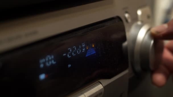 Système audio stéréo avec écran LED - volume en hausse et modification des paramètres 