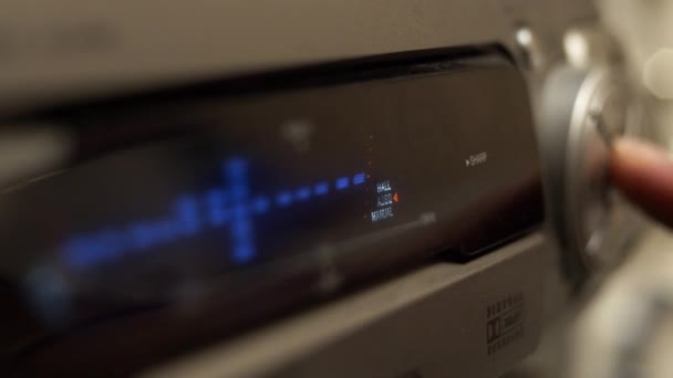 Réglage des réglages de l'égaliseur sur le système audio stéréo avec écran LED 