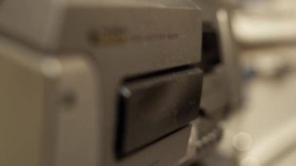 Mettre une cassette audio dans un magnétophone vintage et écouter de la musique 