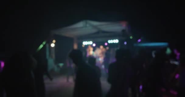 Gente Bailando Concierto Aire Libre Fuera Foco Imágenes Borrosas Del — Vídeos de Stock