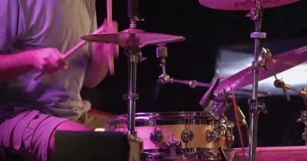 Музыкант Играет Барабанах Время Концерта — стоковое видео