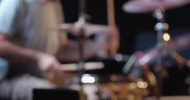 ステージ上のミュージシャンによるドラムパフォーマンス フォーカスを絞ったコンセプト映像 — ストック動画