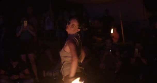 火焰喷射器向观众表演 — 图库视频影像