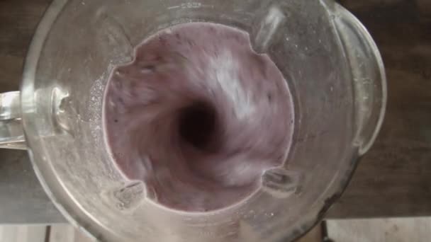 Färsk Smoothie Med Spenat Mixer Ovanifrån — Stockvideo