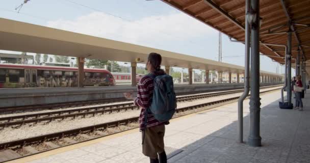 Joven Intérprete Malabares Bolas Una Estación Tren — Vídeos de Stock