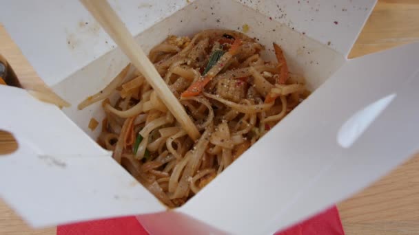 在一盒外卖泰国菜中加入胡椒和香料 — 图库视频影像