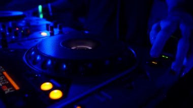 CD çalar ve karıştırıcılı bir kulüpte DJ 'lik - gece hayatı parti konsepti