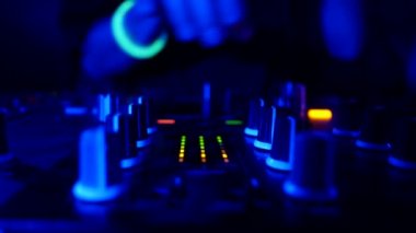 DJ 'in elleri bir DJ' in şarkılarını karıştırıyor. Yakın plan gece kulübü konsepti.