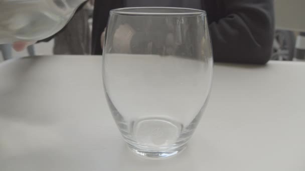 Verter Agua Mineral Vaso Para Beber — Vídeos de Stock