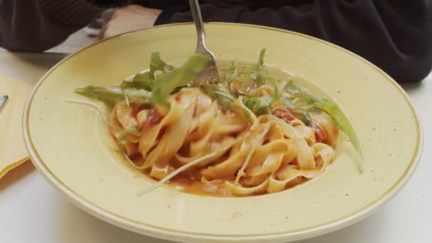 Délicieuses Pâtes Gastronomiques Avec Eruca Vesicaria Dans Restaurant — Video