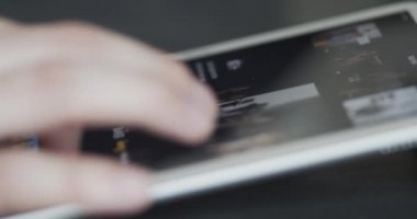 Dijital tablet iPad aygıtında Apple TV + video yayınlama uygulaması - Netflix, Hulu, HBO GO, Amazon Prime servis konsepti