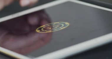 Bir tablet aygıtı üzerinde Bet365 'te online poker oynayan kullanıcı