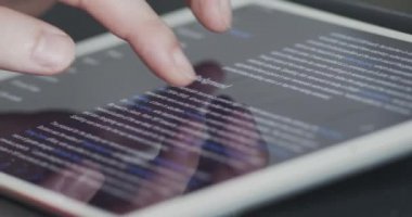 Bir tablet aygıtında Vikipedi çevrimiçi ansiklopedisi okunuyor