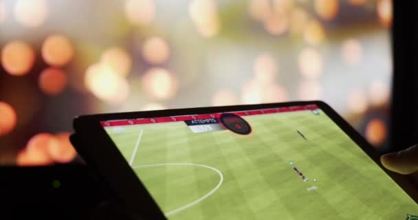 Man Speelt Voetbal Een Tablet Tijdens Quarantaine Fifa 2020 Mobile — Stockvideo