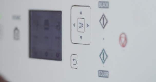 Ledディスプレイとボタン付きデジタルプリンタコピースキャナーデバイスの使用 — ストック動画
