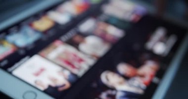 Bir tablet dokunmatik ekranda film ve TV programları izlemek için servis uygulaması kullanmak - bulanık netflix, amazon prime, hbo go, elma tv +, hulu konsept görüntüler
