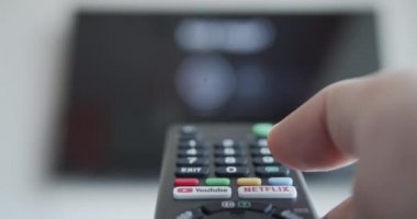 Akıllı bir TV uzaktan kumandasında youtube adanmış düğmesi kullanmak - çevrimiçi video izleme kavramı