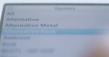 Dijital mp3 oynatıcıda tür çalma listeleri taranıyor - müzik dinleme makrosu
