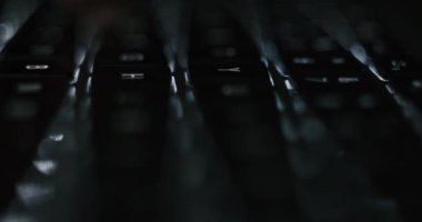 Aydınlatılmış dizüstü bilgisayar klavyesinde makro görüntüler. Sonsuz ofis programlama serbest bilgisayar korsanı siber çalışma konsepti.