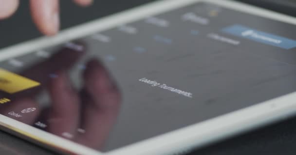 Людина Яка Користується Онлайн Програмами Азартних Ігор Bet365 Планшетного Пристрою — стокове відео